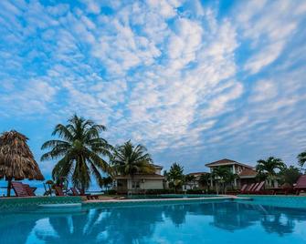 Large Beach House w/ Full Kitchen, Private Balconies, & Ocean Views - Hopkins - Piscina