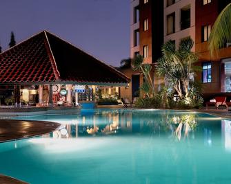 โรงแรมคริสตัล - ผ่านการรับรอง CHSE - จาการ์ตา - สระว่ายน้ำ
