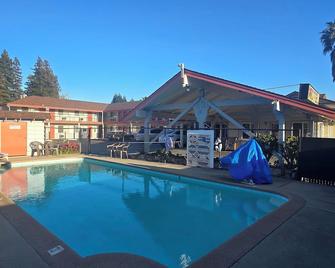 National 9 Motel - Santa Cruz - Zwembad