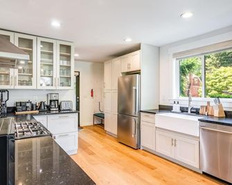 Perch - Ballard Delight: Great Ballard location! 2 Spacious Houses w/parking - Seattle - Cocina