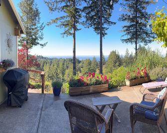 Peacefull hilltop cottage with huge ocean views! - Brookings - Patio