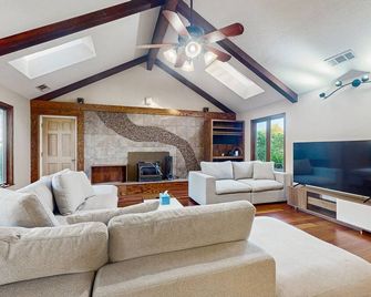 Beautiful Home on 2 Acres w/Expansive Deck, & A/C - Coarsegold - Living room