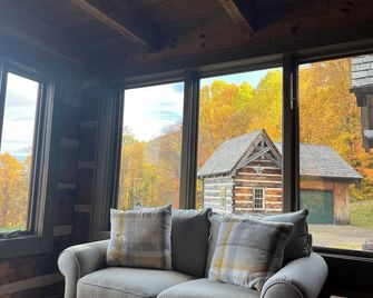 Unbelievable 41 mile views from atop this mountain retreat! Totally private! - Hot Springs - Living room