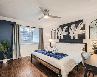 Your Modern King Suite Getaway - Sleeps 4 - Pool, Prkg - Austin - Makuuhuone