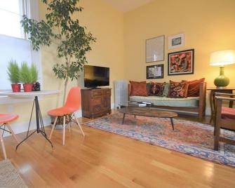 Right on Broadway - Spacious West Side Apartment - Providence - Living room