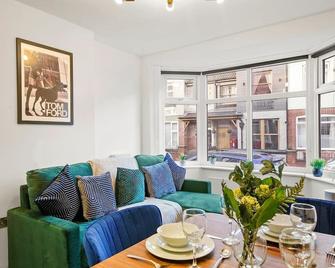 Beautiful and Stylish Yorkshire Apartment-Sleeps 5 - Castleford - Living room