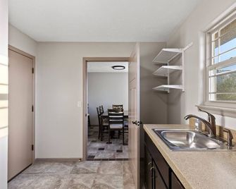 Newly remodeled duplex, centrally located, perfect for you! - Hutchinson - Кухня
