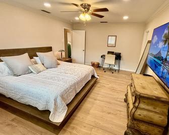 Beautiful House with Pool, Grill and Televisions in each Room 4BR/3BA - Carrollton - Bedroom