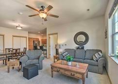Cozy Livingston Condo with Balcony and Mtn View! - Livingston - Living room