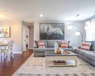 ‘Bit-O-Glam’ Welcomes You 3 Bedroom 2 Bath Home ️ - Madison - Living room