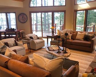 Beautiful Executive Lake Home on Peninsula with 657 ft Frontage, Dog Friendly - Mercer - Sala de estar