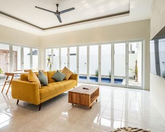 The Eclipse Villas - The Luxurious 2br Private Pool Canggu Getaway - North Kuta - Living room