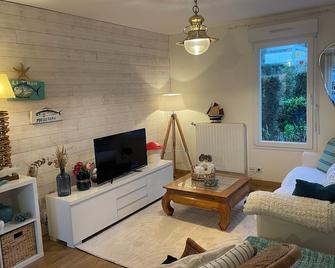 Arradon, Gulf of Morbihan. House 3 bedrooms, sleeps 6, garden - Arradon - Wohnzimmer