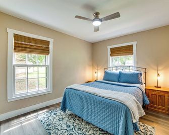 Visit Lake Texoma and Casinos Restored 1930s Home - Denison - Bedroom