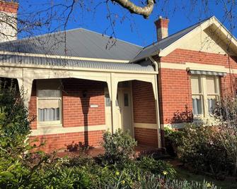 “Corrung”. Beautiful Grand Federation residence which has been fully renovated. - Colac - Building