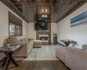 Retreat In Clear Lake, Iowa - Garage Hangout - Half Block From Lake! - Clear Lake - Living room