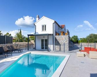 Angelica Comfortable holiday residence - Krk - Pool
