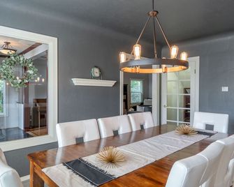 Charming home with pet-friendly garden space and new hot tub! - Eugene - Dining room