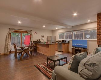 Tucked Inn: 1 Br, 1 Ba Cabin / Bungalow In Tahoma - Tahoma - Sala de estar