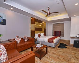 Staybook Hotel Nitya Maharani - New Delhi - Bedroom