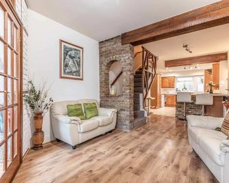 4 Bed 3 Baths In Central Windsor! Walk 2 All The Sights! Legoland 5 Min Drive - Windsor - Sala de estar