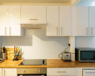 Pass the Keys Central Aberaeron- Cosy 2 bed flat Sleeping 4 - Aberaeron - Kitchen