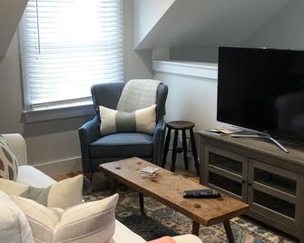 Wonderful Mid Island Gem - Nantucket - Living room