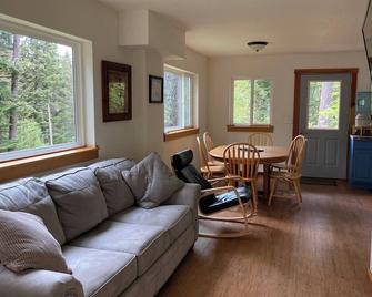 Beach Roadhouse - Haines - Living room