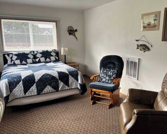 Sunset Shore Retreats Ocean Front 'Cozy Seal Slumber' - Smith River