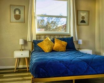 Retro Retreat - A Desert Oasis - Twentynine Palms - Slaapkamer
