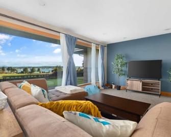 Perch - Balda Getaway: Spacious family friendly rambler with harbor view - Oak Harbor - Huiskamer