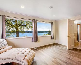 Keyport Abode - Poulsbo - Living room