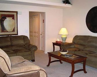 Wandering Wolf Hideaway by Mesquite Vacation Rentals at Wolf Creek Golf Course! Parking Level and 510 in free daily activities - Mesquite - Living room