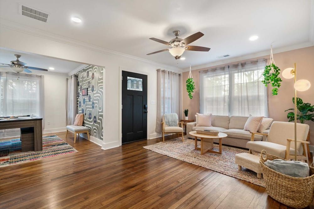 Hot Tub & Pool Table Mins to Beale Renovated - ממפיס - סלון