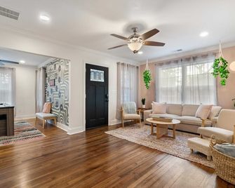 Hot Tub & Pool Table Mins to Beale Renovated - ממפיס - סלון