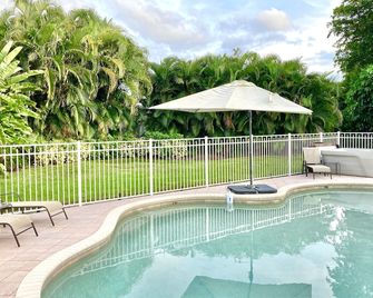 Comfortably Chic Pool Home Retreat - Naples - Piscina