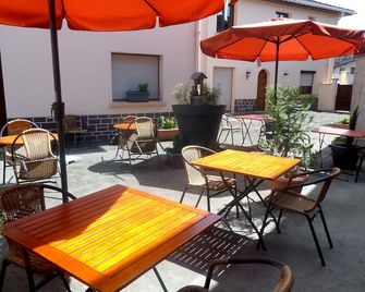 Logis Hotel Restaurant Auberge Du Cheval Blanc - Chamouilley - Terasa