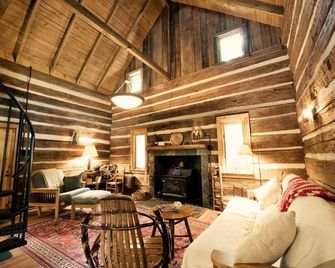 Rustic elegance in the heart of the Blue Ridge Mountains - Black Mountain - Living room