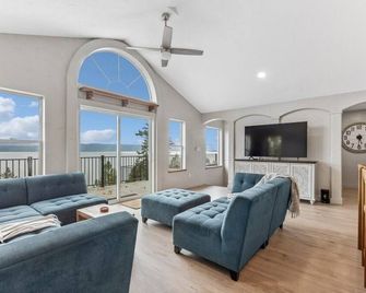 Beautiful 6/5 home over looking Flathead Lake. - Somers - Living room