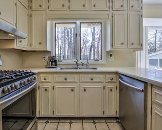 Edge Of Dunwoody Springs Right In The Middle Of Business, Nature, Schools .. - Dunwoody - Kitchen