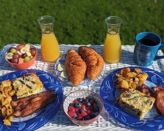 Juan de Fuca Waterfront Hotel & Cottages - Sequim