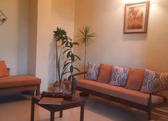 Stylish and Spacious One Bedroom Aptment in Col - Colombo - Living room