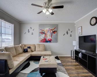 La Palma Lodge Near Texas Tech and Top Restaurants - Lubbock - Living room