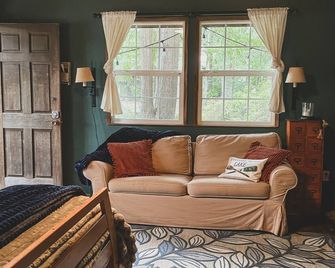 Cozy lakeside cabin! Rustic retreat w/ private dock- Pet Friendly! - Maple Valley - Living room