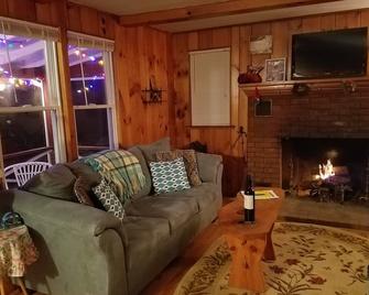 Tory Hill - Hillsdale - Living room