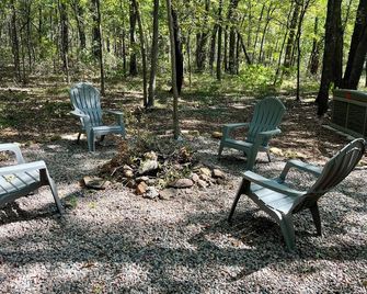 Secluded cabin in the woods with a loft on 25 acres with private walking trails. - Kingston - Patio
