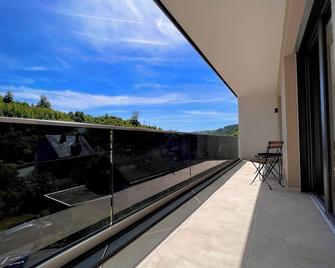 Idyllische Ferienwohnung mit Balkon & Ausblick - Arzbach - Balcón