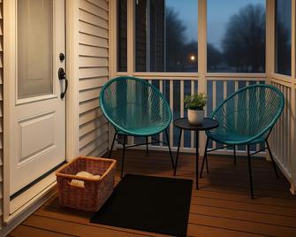 Chic3-Bedroom Private Garden, Parking- Self check-in- 35Min from Montréal! - Saint-Jean-sur-Richelieu - Balkon