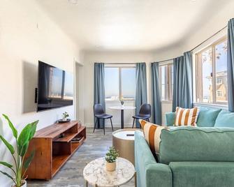 Ocean View Hermosa Pier Apt By Orangedoorstays - Hermosa Beach - Living room