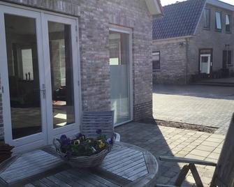 Enjoy a luxury holiday home, close to the IJsselmeer and beach - Stavoren - Patio